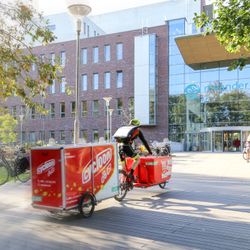 Fietskoerier bij het Meander Medisch Centrum in Amersfoort