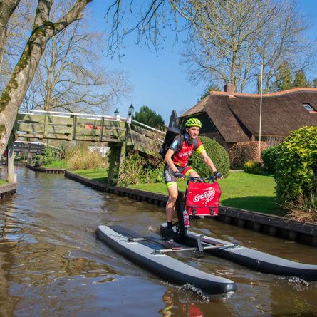 Cycloon eerste pakketbezorger die bezorgt op waterfiets