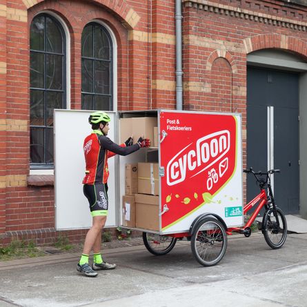 Fietskoeriers houden winkels tijdens lockdown draaiend
