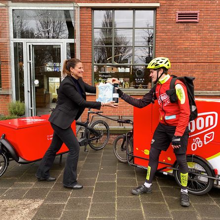 Cycloon en Dopper bezorgen herbruikbare waterflessen per fiets
