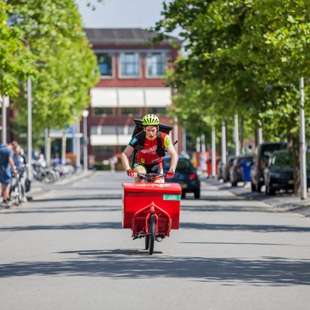 Cycloon springt op de fiets in Ede