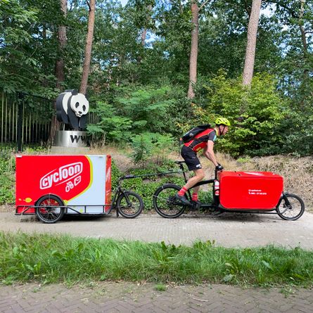 Cycloon bezorgt pakketten van Wereld Natuur Fonds