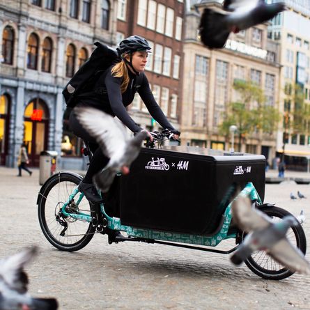 H&M bezorgt online aankopen op de fiets