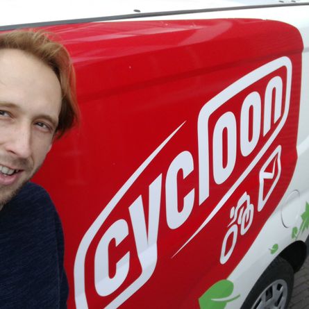 Fietskoerierverhaal van Tomas: "Een beetje regen doet geen pijn"