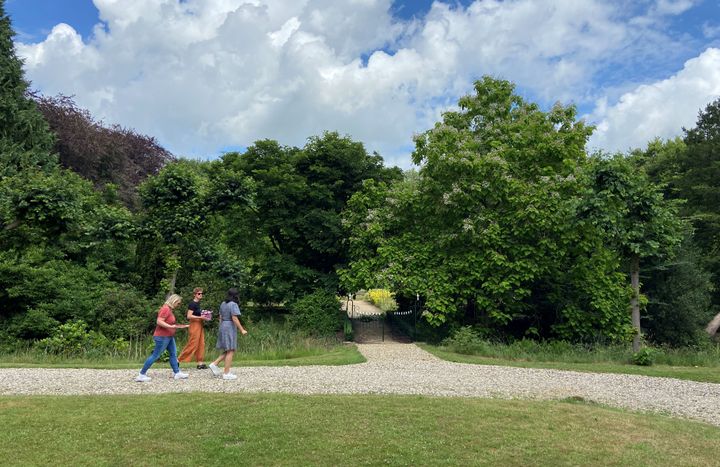 Collega's genieten van een lunchwandeling