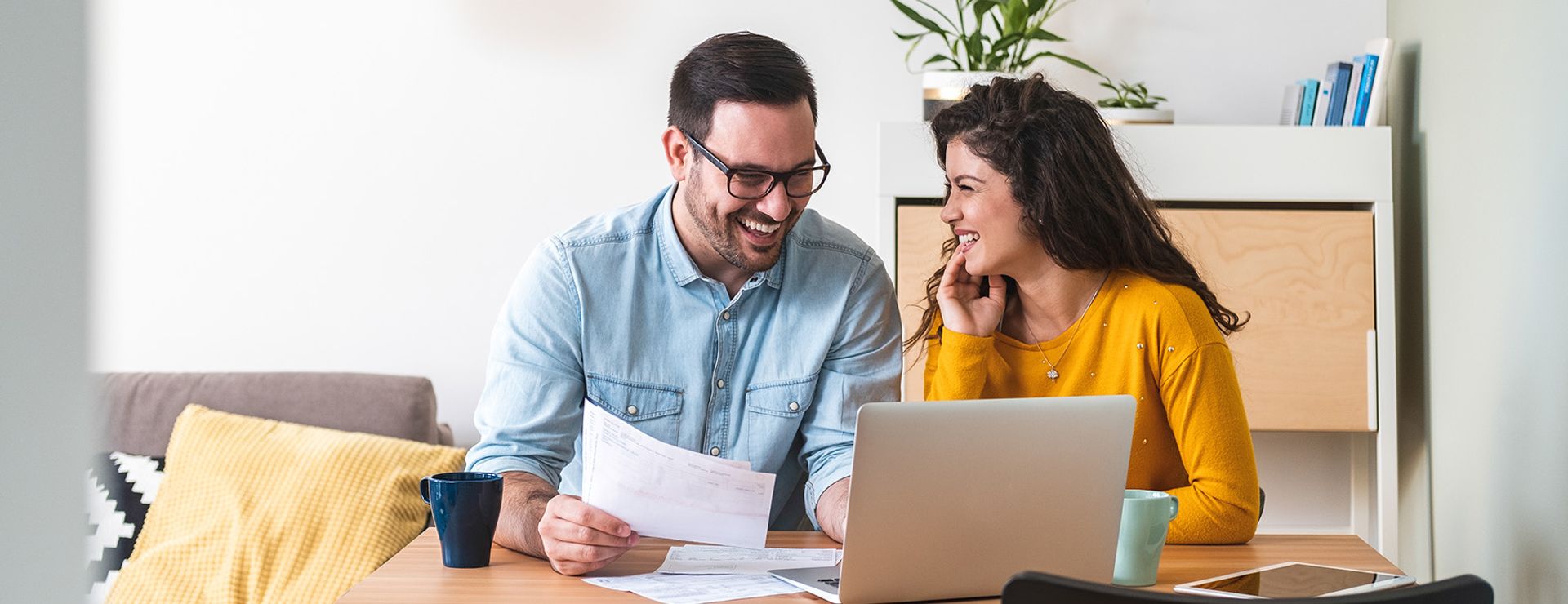 een stel dat overlegt over een samenlevingscontract | Het Notarieel