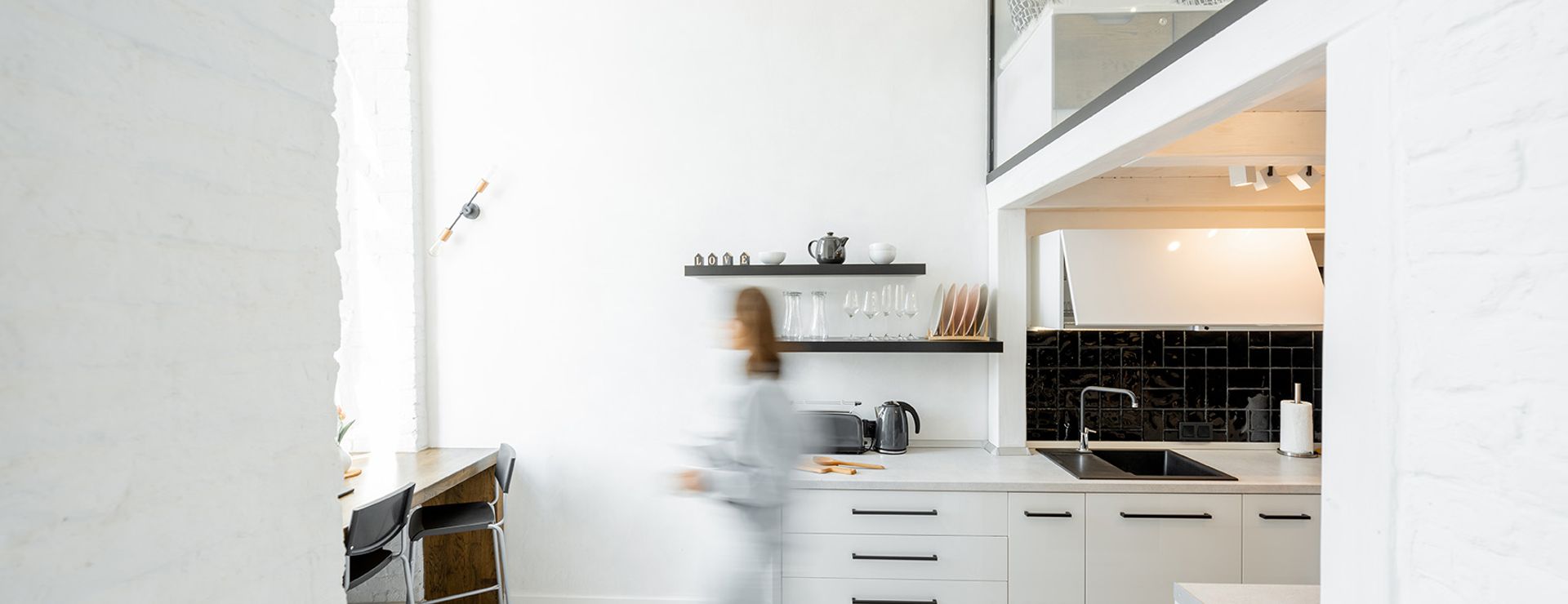 een vrouw die door de woning loopt | Het Notarieel