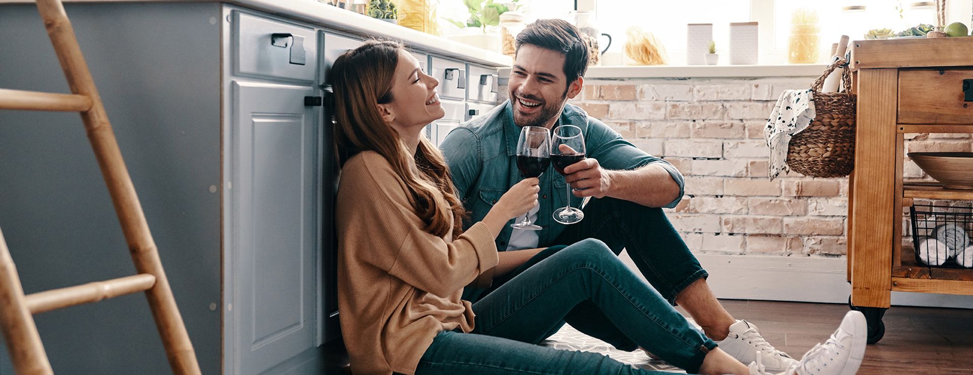 Een stel dat in de keuken zit, nadenkend over hun relatie | Het Notarieel