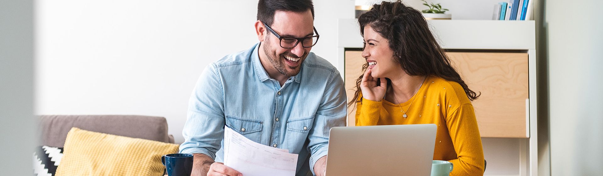 een stel dat overlegt over een samenlevingscontract | Het Notarieel