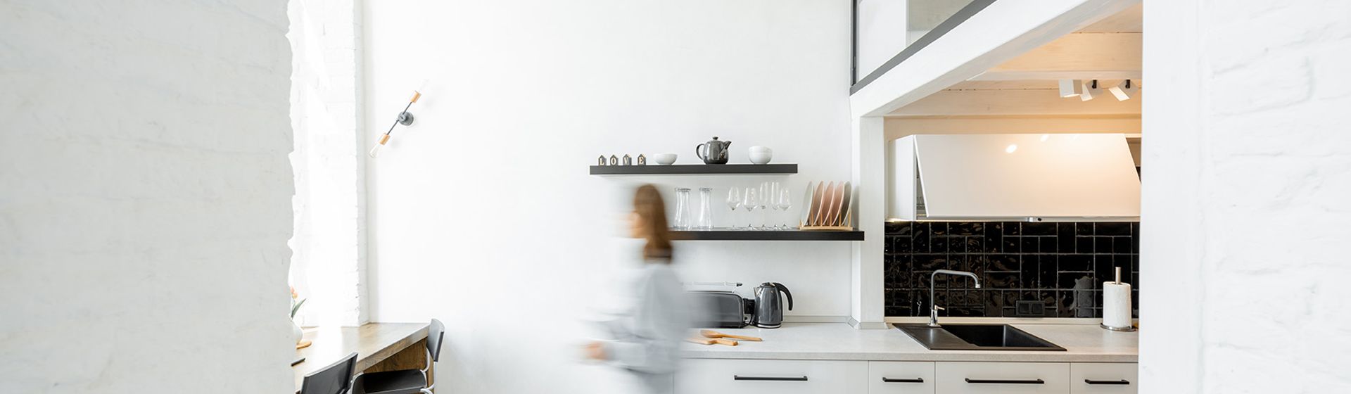 een vrouw die door de woning loopt | Het Notarieel