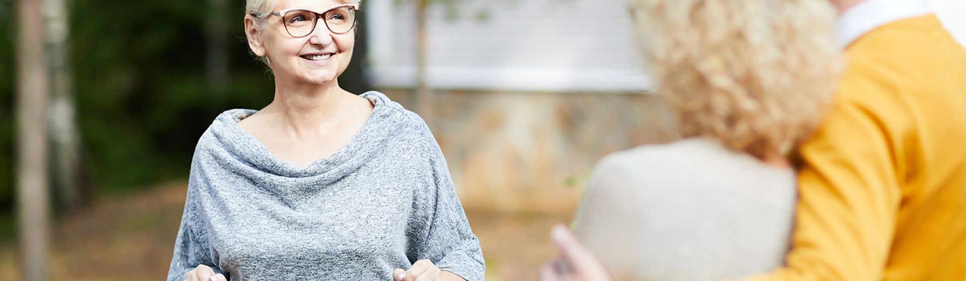 vrouw in gesprek met ander stel over onroerend goed zaken | Het Notarieel