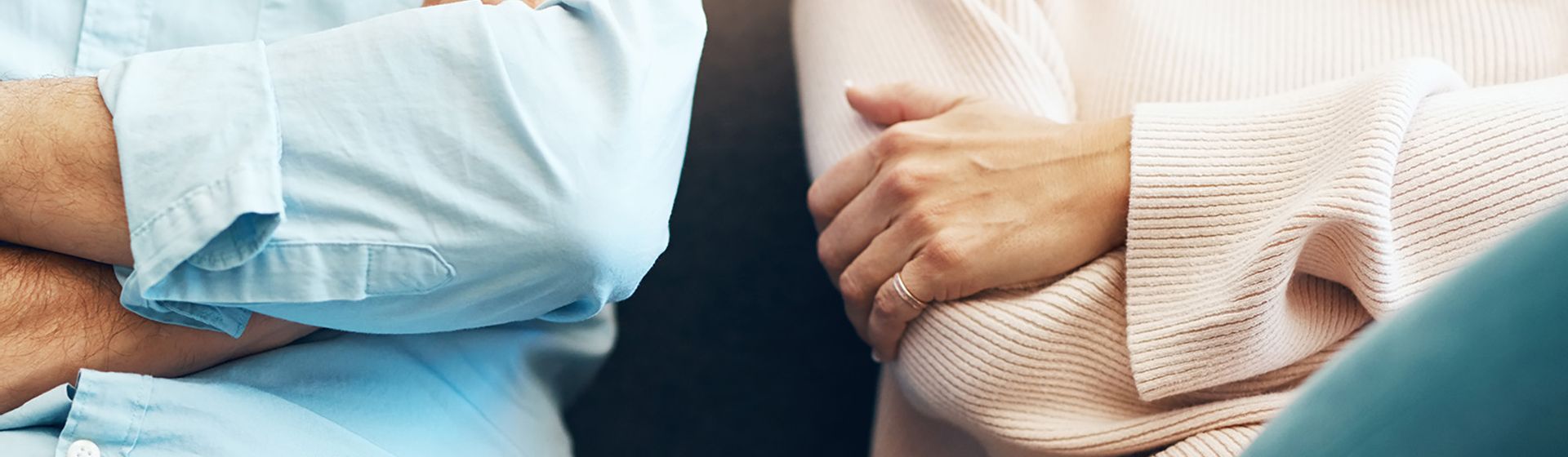 Je gezamenlijke bezittingen verdelen. man en vrouw zitten met hun armen over elkaar heen | Het Notarieel