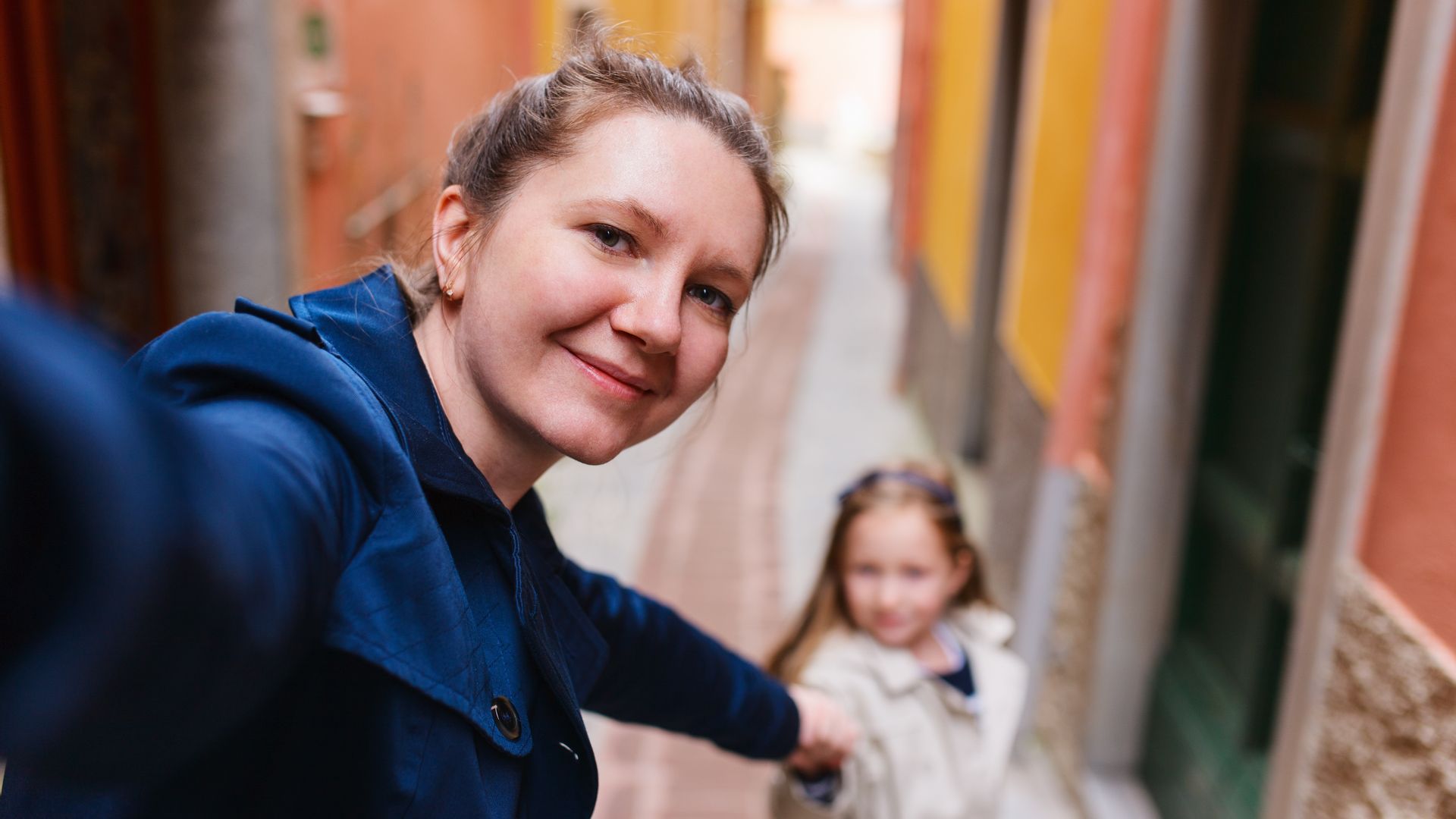 een vrouw met een kind die de erfenis regelt. | Het Notarieel