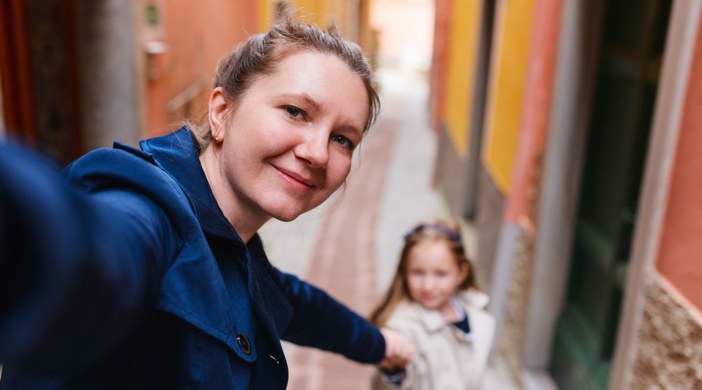 een vrouw met een kind die de erfenis regelt. | Het Notarieel