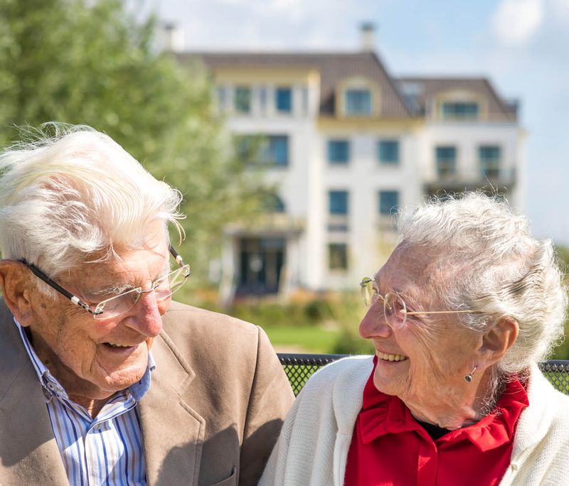 Ouder stel in tuin Zorgvilla Sluysoort